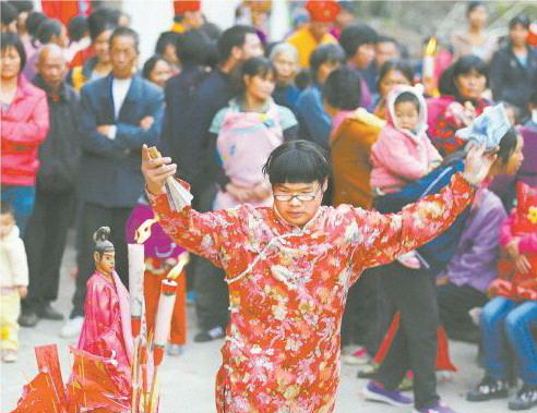 11月25日,一位男扮女裝民間法師藝人在民俗活動中表演祭神舞蹈。在傳承青黃不接的現(xiàn)狀下,少數(shù)年輕人繼承了此項民俗文化。