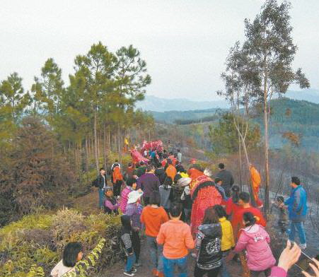 雞公獅、人龍跟隨在背帶龍后面,游過各個(gè)山頭,走回祠堂。