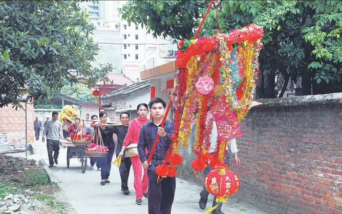 上燈隊伍浩浩蕩蕩向祠堂進發(fā)。