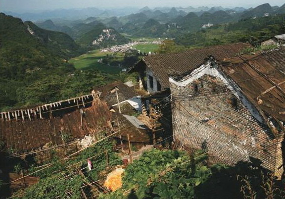 油嶺瑤寨許多傳統(tǒng)建筑已無人居住。不遠的山下就是移民新村。