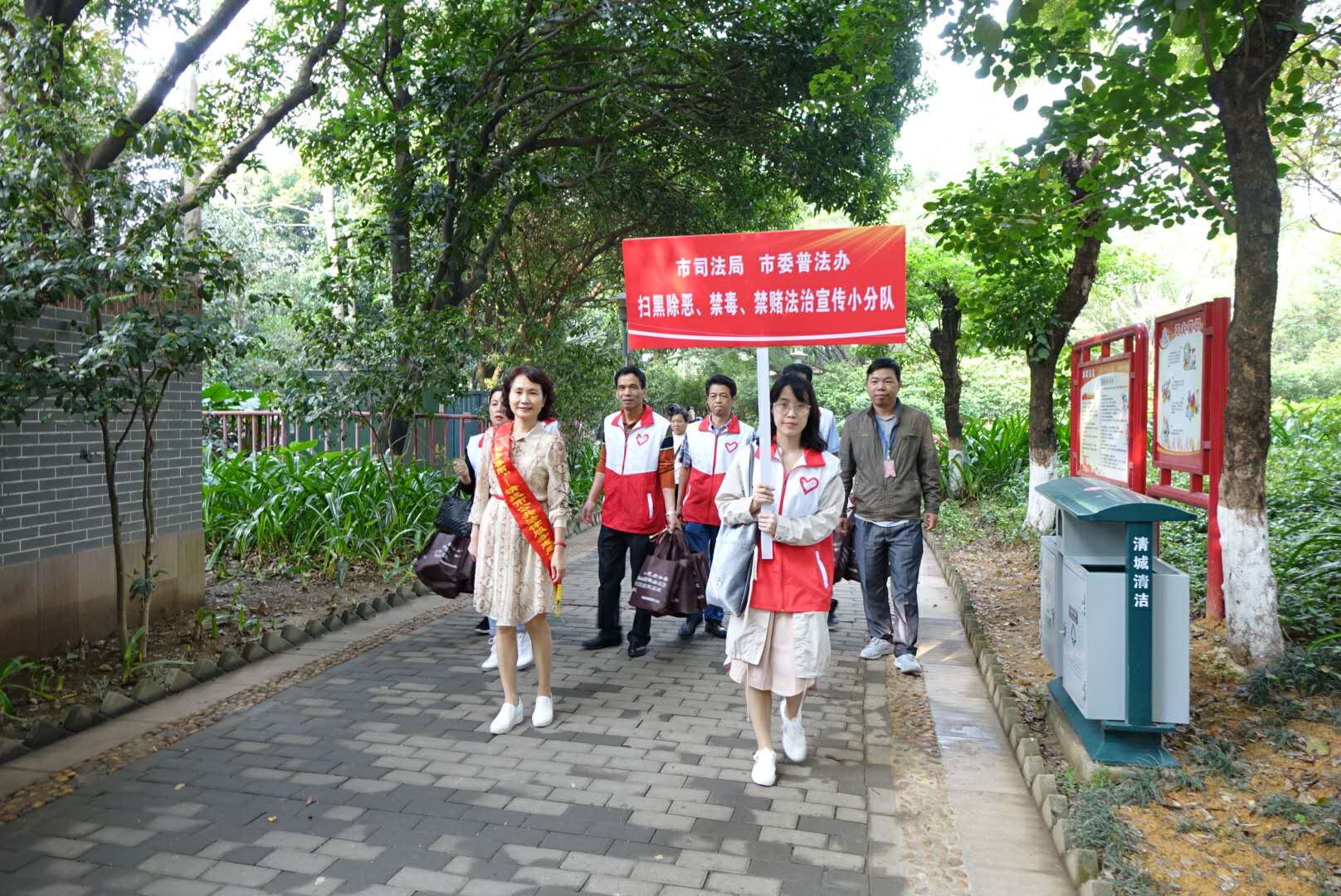 3月5日，市司法局、市委普法辦在清城區(qū)鳳城街道鳳桂園社區(qū)開展掃黑除惡、禁毒、禁賭法治宣傳活動2.jpg