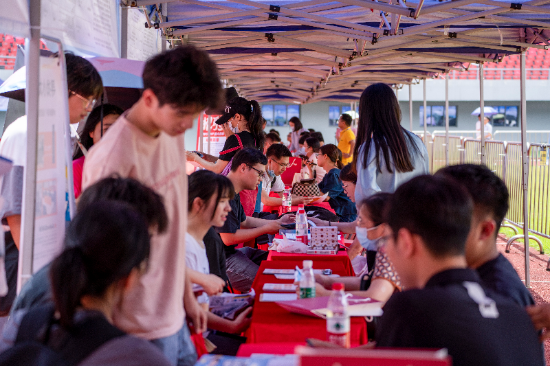 圖片一  20231021001-2023年5月27日，清遠(yuǎn)市舉辦2023年廣東省粵北片區(qū)“穩(wěn)就業(yè)促發(fā)展”大型招聘活動，現(xiàn)場前來咨詢的求職者絡(luò)繹不絕。.jpg